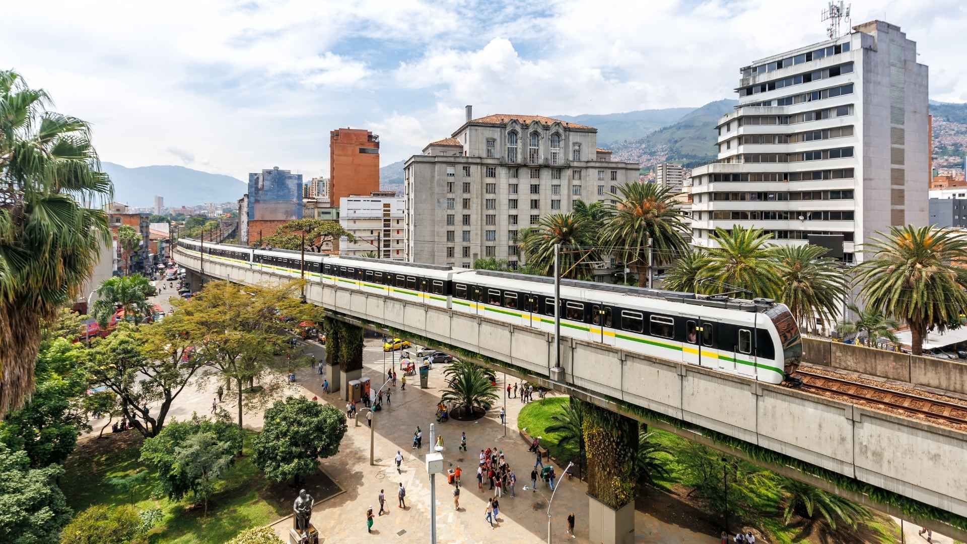 Medellín aparece entre las ciudades recomendadas para vivir pensionado por su acceso a salud, transporte y oferta cultural.