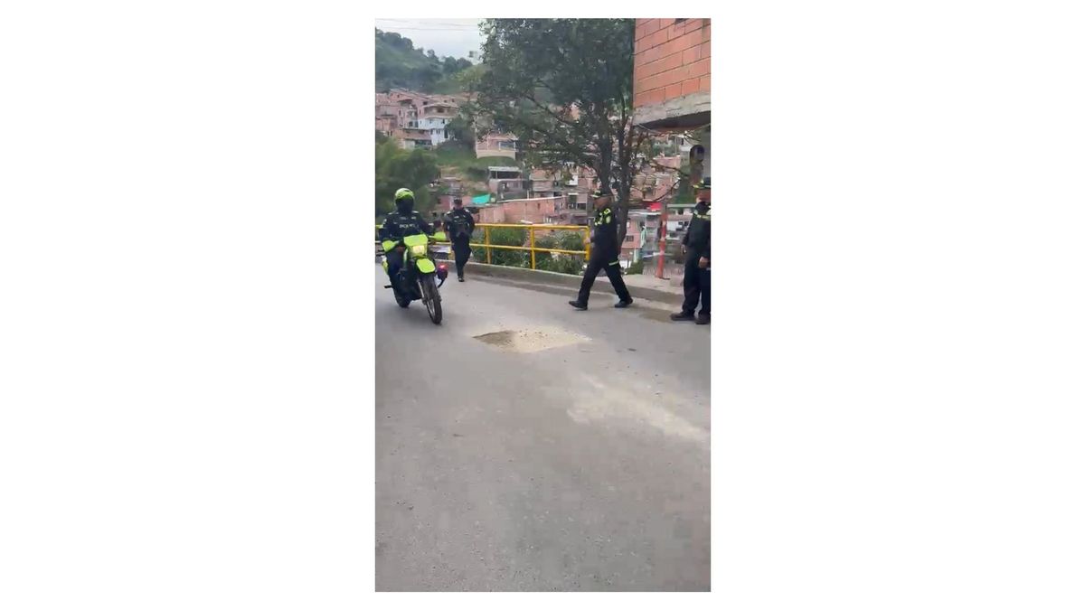 Agentes de la Polícia Metropolitana del Valle Aburrá en el Ajizal en Itagüí