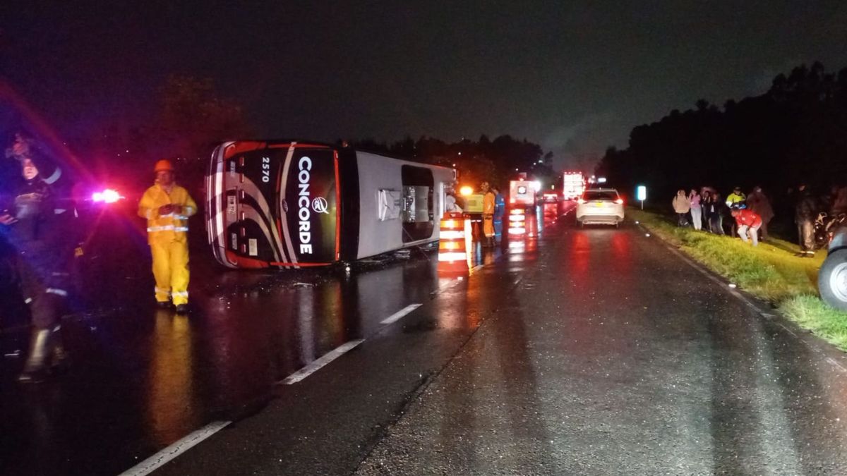 Las autoridades informaron que en el bus viajaban 15 personas. Tras la valoración médica realizada en el sitio, siete pasajeros tuvieron que ser trasladados al hospital del municipio.