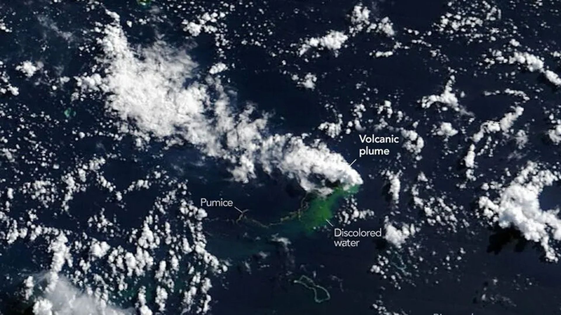El satélite de la Nasa captó nubes de humo provocadas por el volcán.