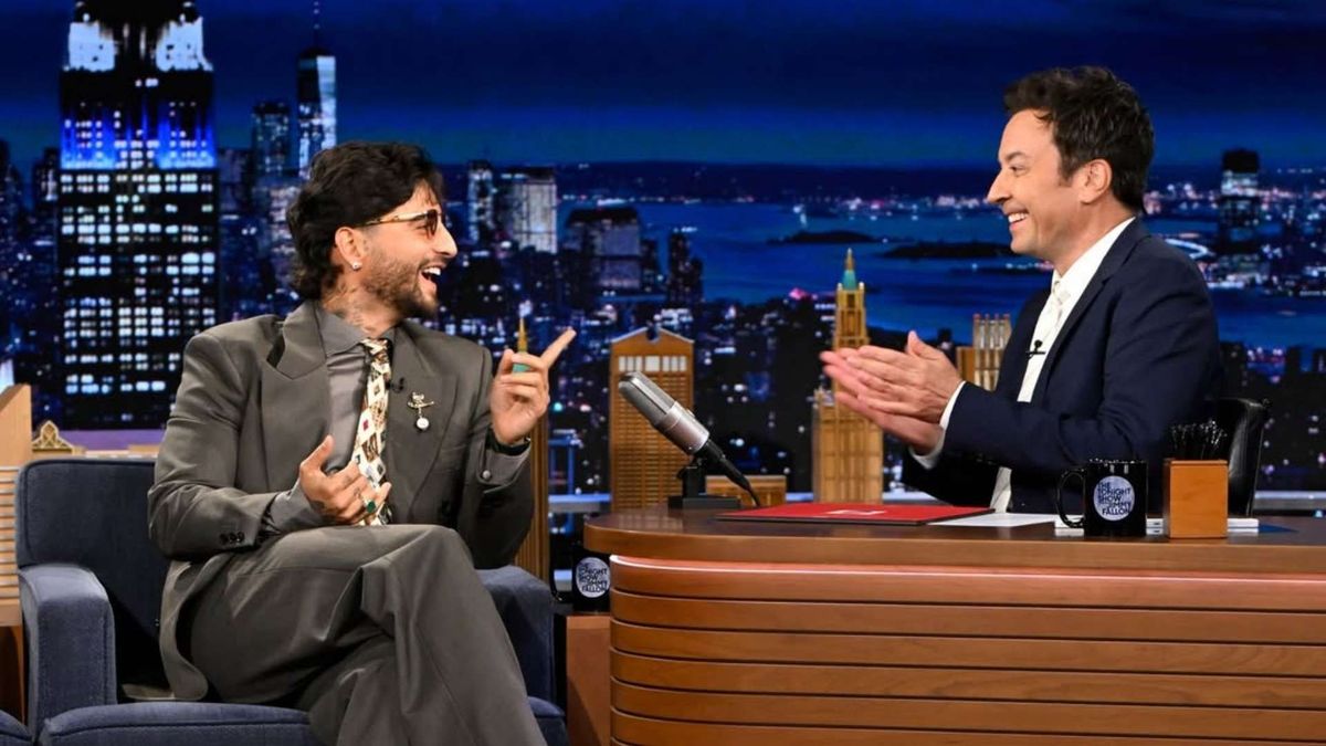 Maluma compartió con Jimmy Fallon un brindis con aguardiente y le entregó un carriel paisa durante su visita a ‘The Tonight Show’.