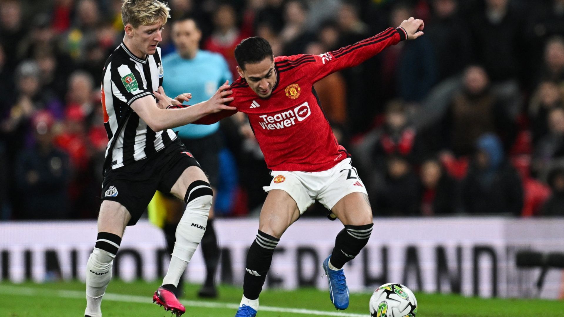 Debutó en Everton y continuó su carrera en New Castle antes de ser convocado al mundial de 2026.
