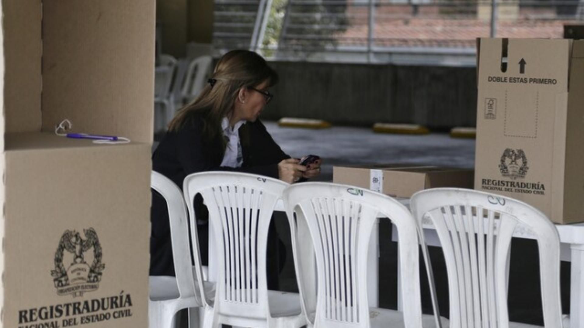 La Registraduría recordó que abandonar la mesa sin justificación puede generar sanciones económicas o disciplinarias.