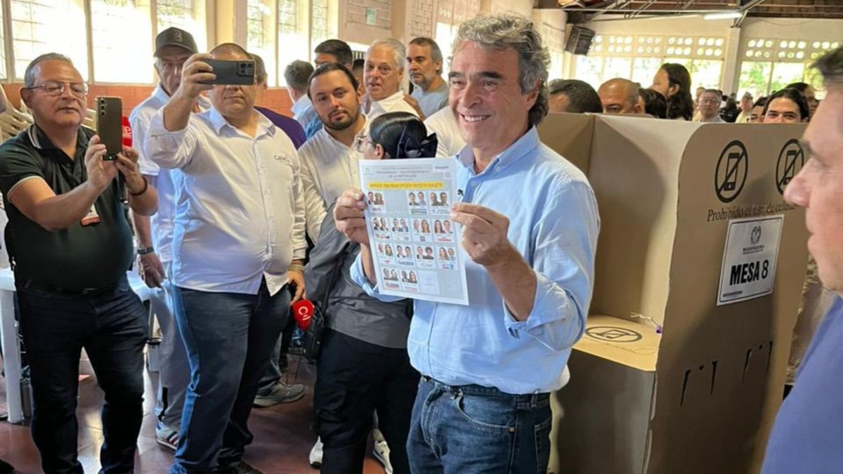 El candidato Sergio Fajardo ejerció su derecho al voto en la Institución Educativa INEM