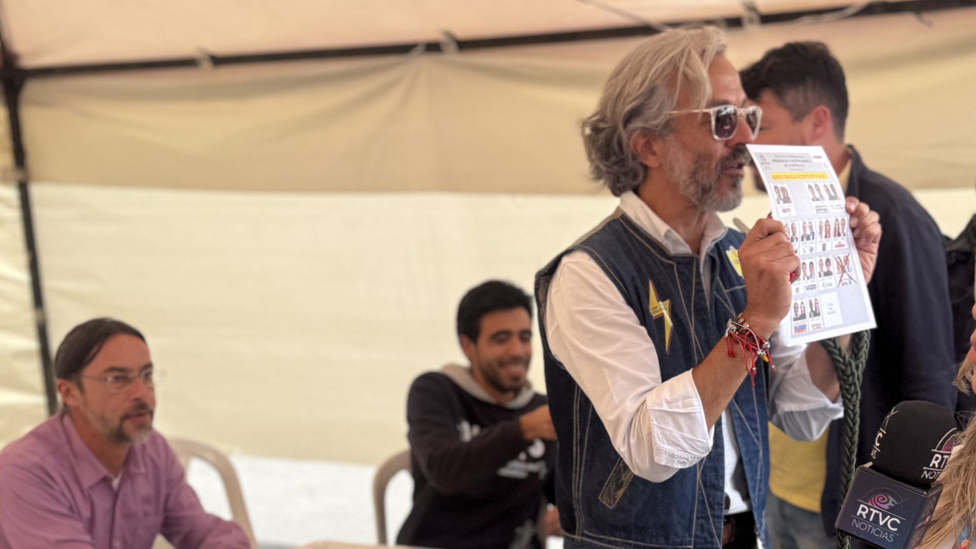 Juan Daniel Oviedo, quien acaba de votar en la mesa 15 de Cedro Golf en Bogotá. 