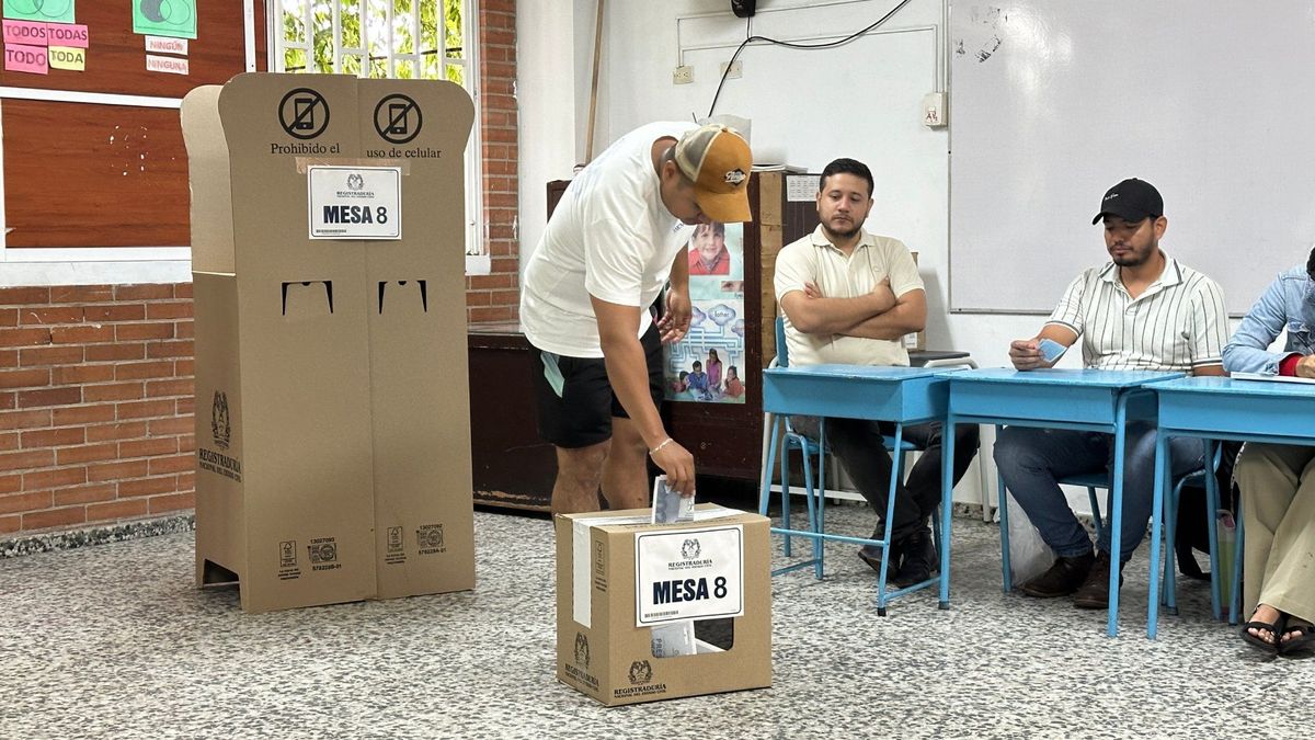 A las 4:00 de la tarde se cerraron las urnas en Colombia para iniciar conteo de votos de la primera vuelta a la Presidencia.