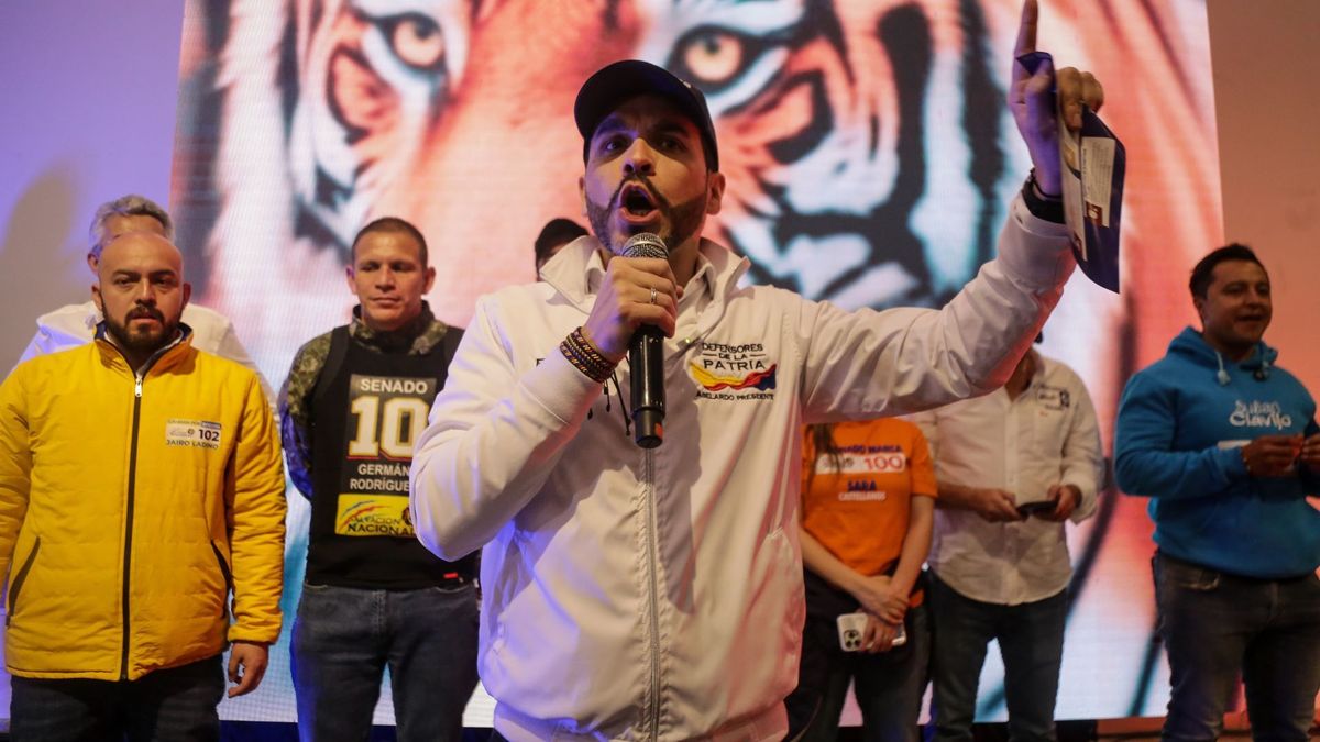 Ante cientos de asistentes, el candidato habló de la elección como una decisión trascendental para el país.