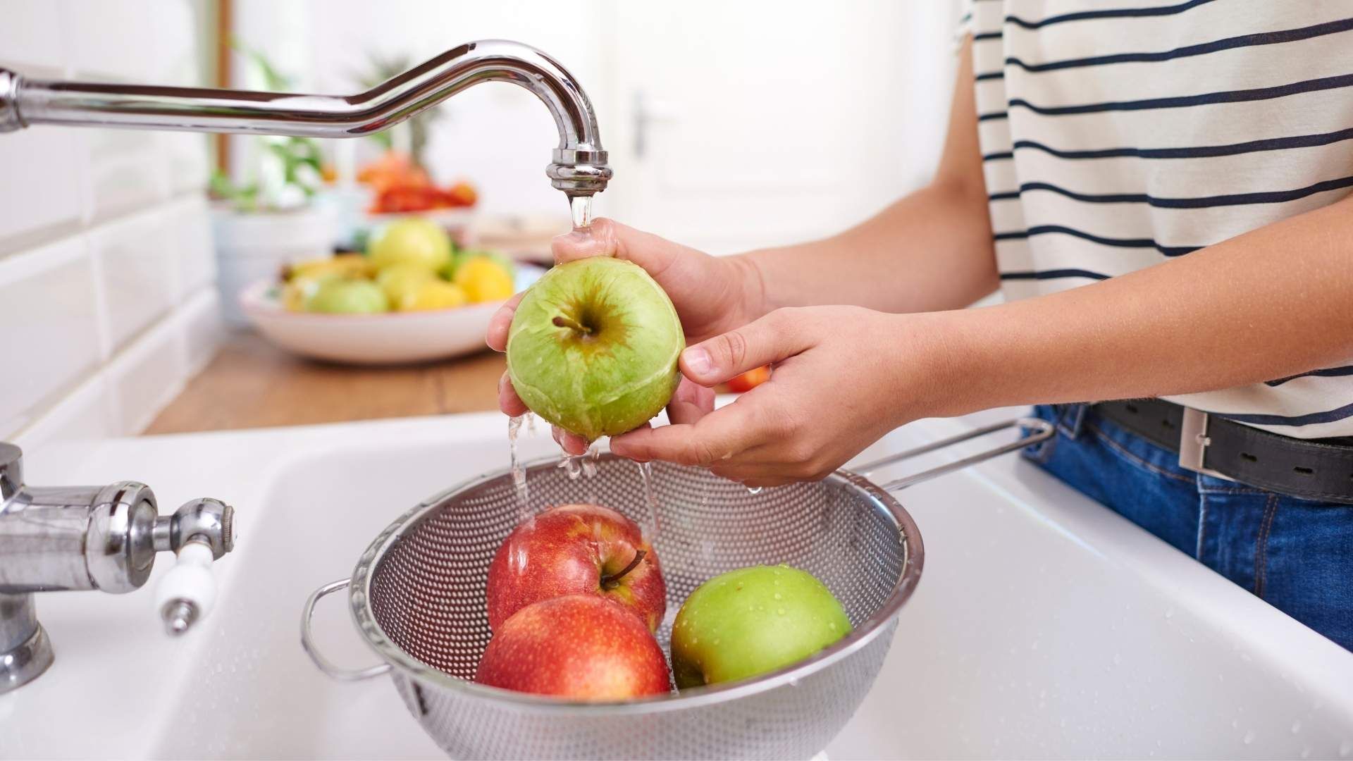 Algunas prácticas caseras para desinfectar frutas pueden generar más riesgos que beneficios para la salud.