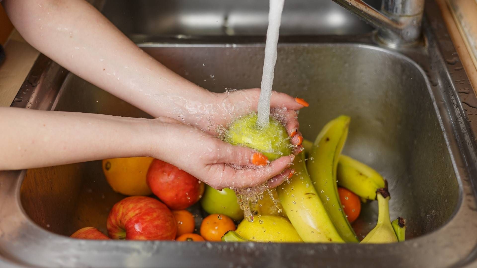 Expertos recomiendan evitar mezclas de productos químicos durante el lavado de frutas en casa.