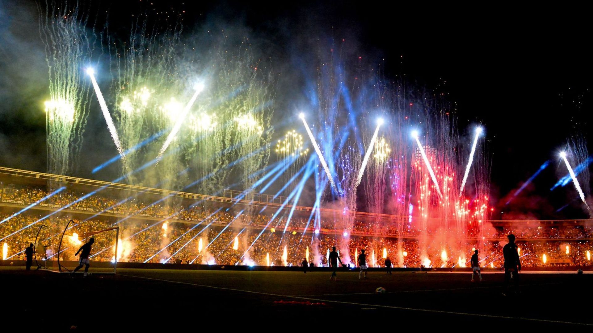 Al medio tiempo hubo show de luces en el Campín.