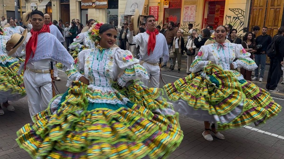 Festival Folclórico Colombiano con un desfile por la carrera Séptima