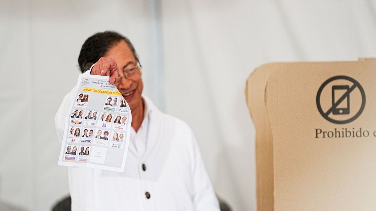 El presidente Gustavo Petro exhibió su voto en la primera vuelta de las elecciones presidenciales, en las que ha puesto en duda los resultados a partir de sospechas sobre el software electoral.