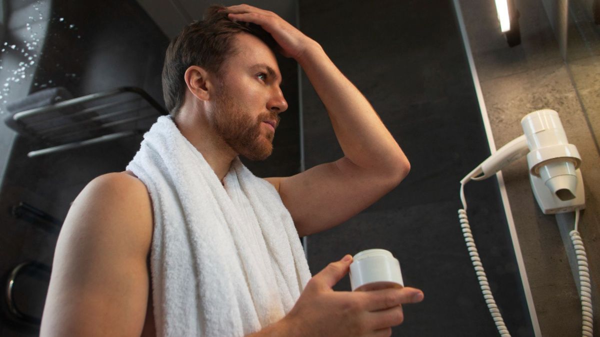 Durante el sueño es normal cambiar de posición varias veces. Ese movimiento genera una fricción constante entre el cabello y la funda de la almohada.