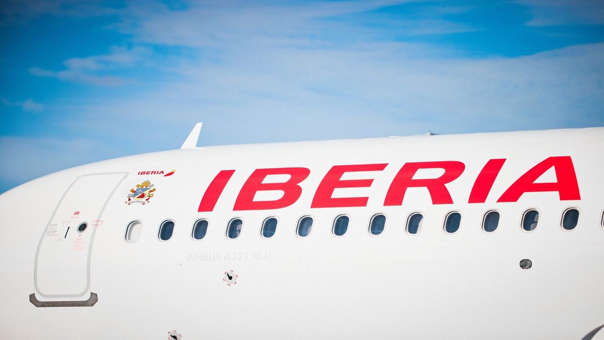 La aerolínea española Iberia, adaptó uno de sus aviones para ser el avión oficial del Papa León XIV en su visita a España.