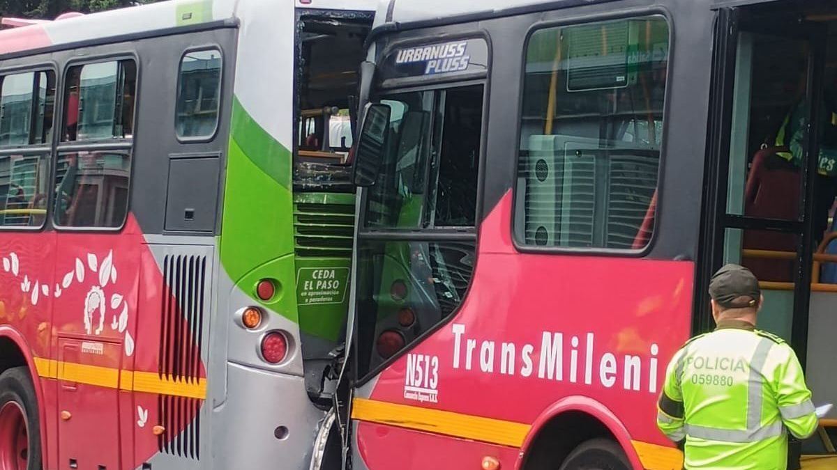Accidente de dos buses de TransMilenio en el centro de Bogotá deja varios lesionados.