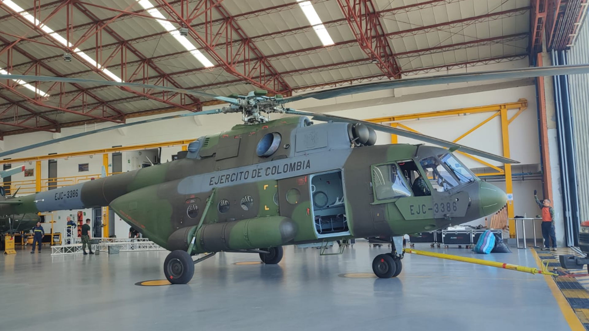 Helicóptero MI - 17 del Ejército Nacional. 