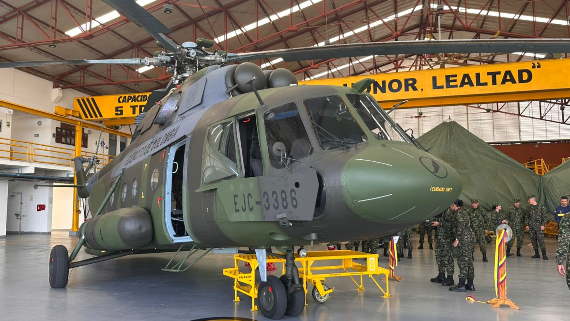 Helicóptero MI - 17 del Ejército Nacional.