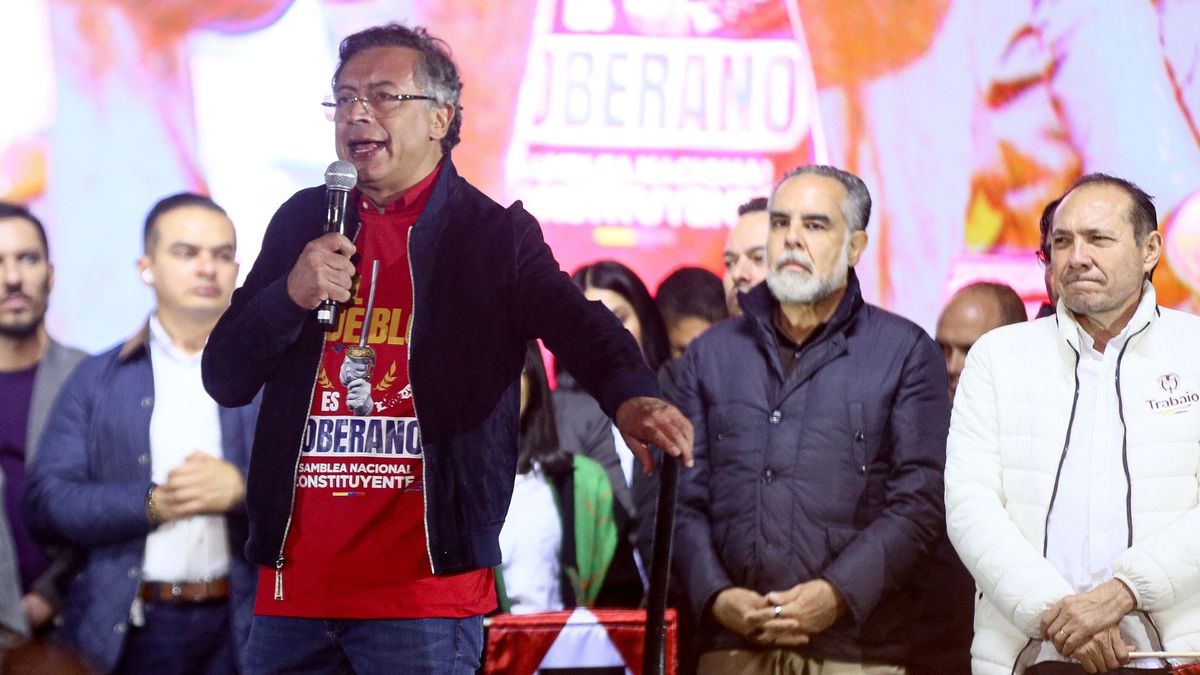El Gobierno convocó a una asamblea constituyente y a movilizaciones para respaldarla, pero en plena campaña electoral desistió de la iniciativa.