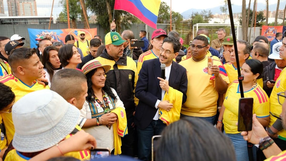 Cepeda recibió la camiseta de la Selección Colombia.