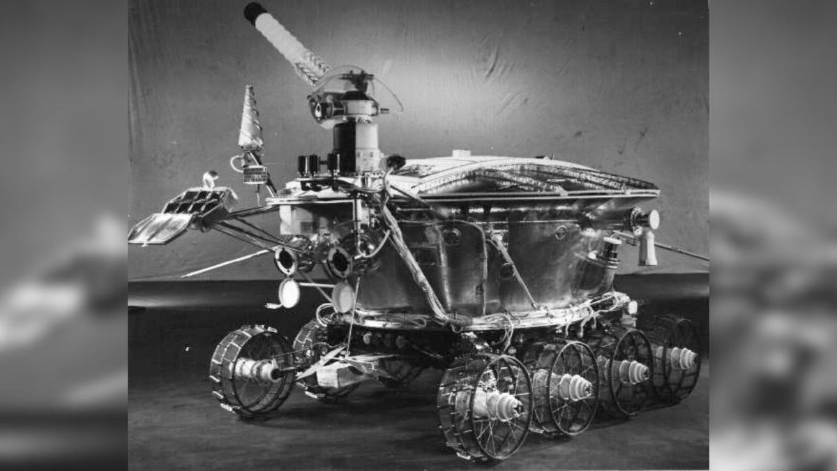 Los rusos enviaron a la Luna el primer robot que se controla desde la Tierra.