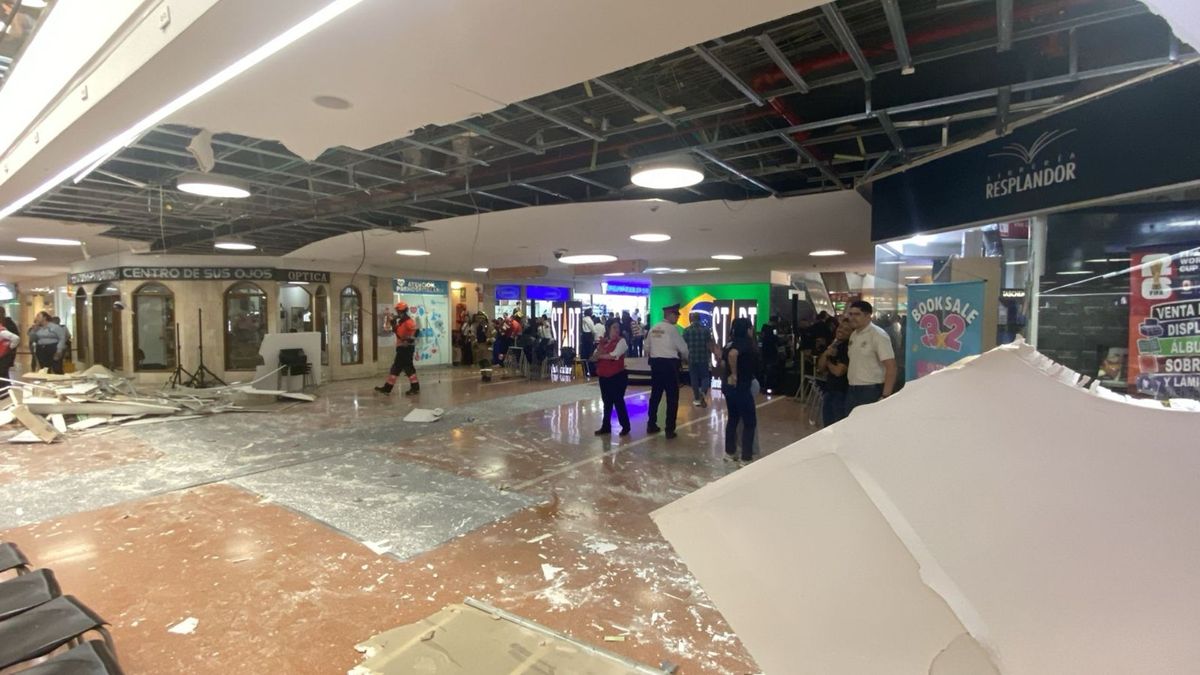 Se cayó un techo en el CC Unicentro de Medellín.