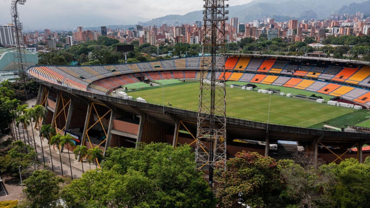 El periodista fue atacado en el estadio de Medellín.