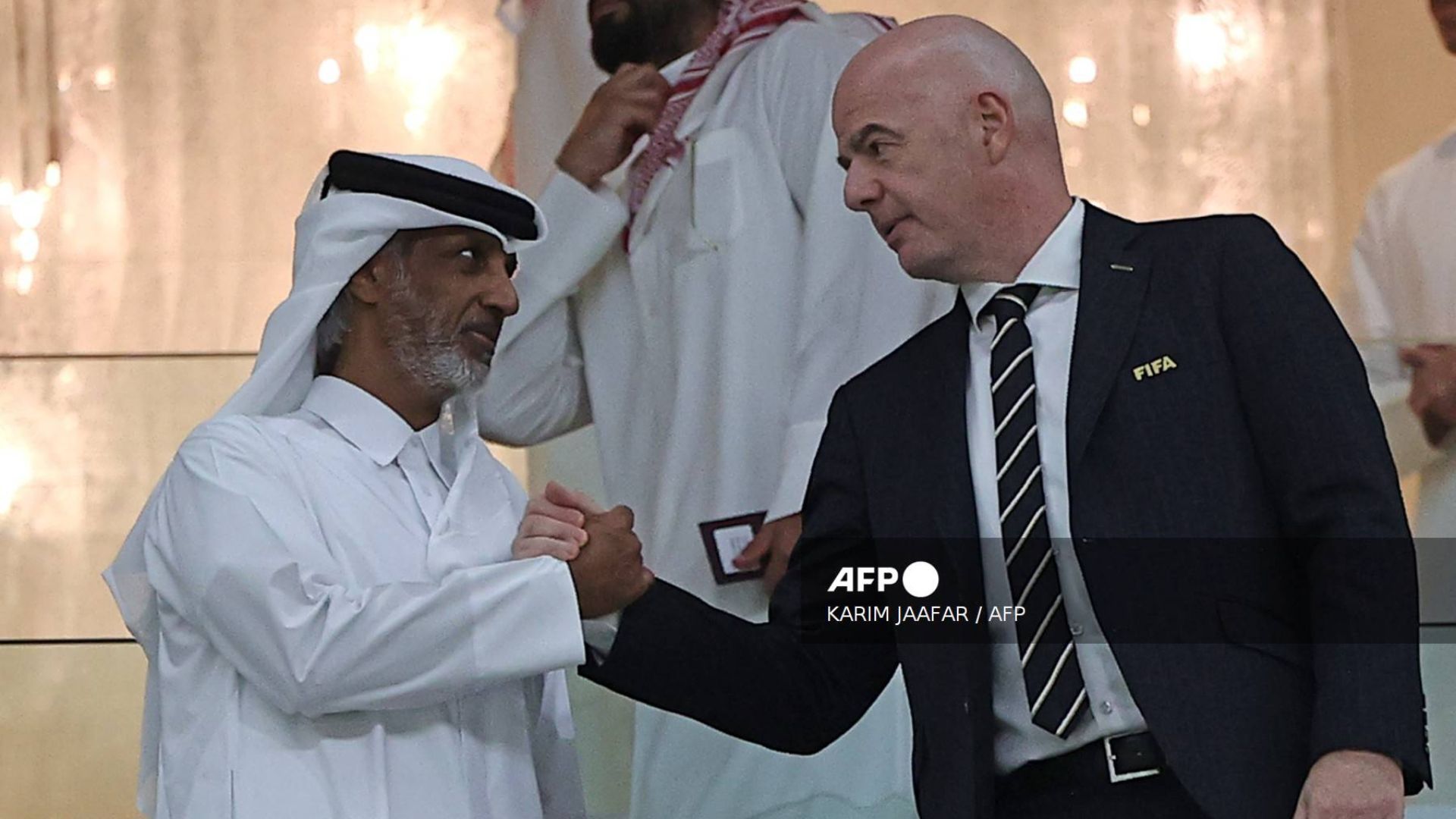 Presidente de la FIFA, Gianni Infantino, junto a Sheikh Hamad Bin Khalifa Bin Ahmed Al-Thani, presidente de la Asociación de Fútbol de Qatar