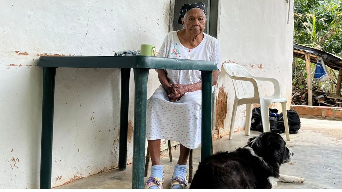 Mercedes García (94 años), de Girardota, enfrenta un conflicto por su vivienda.