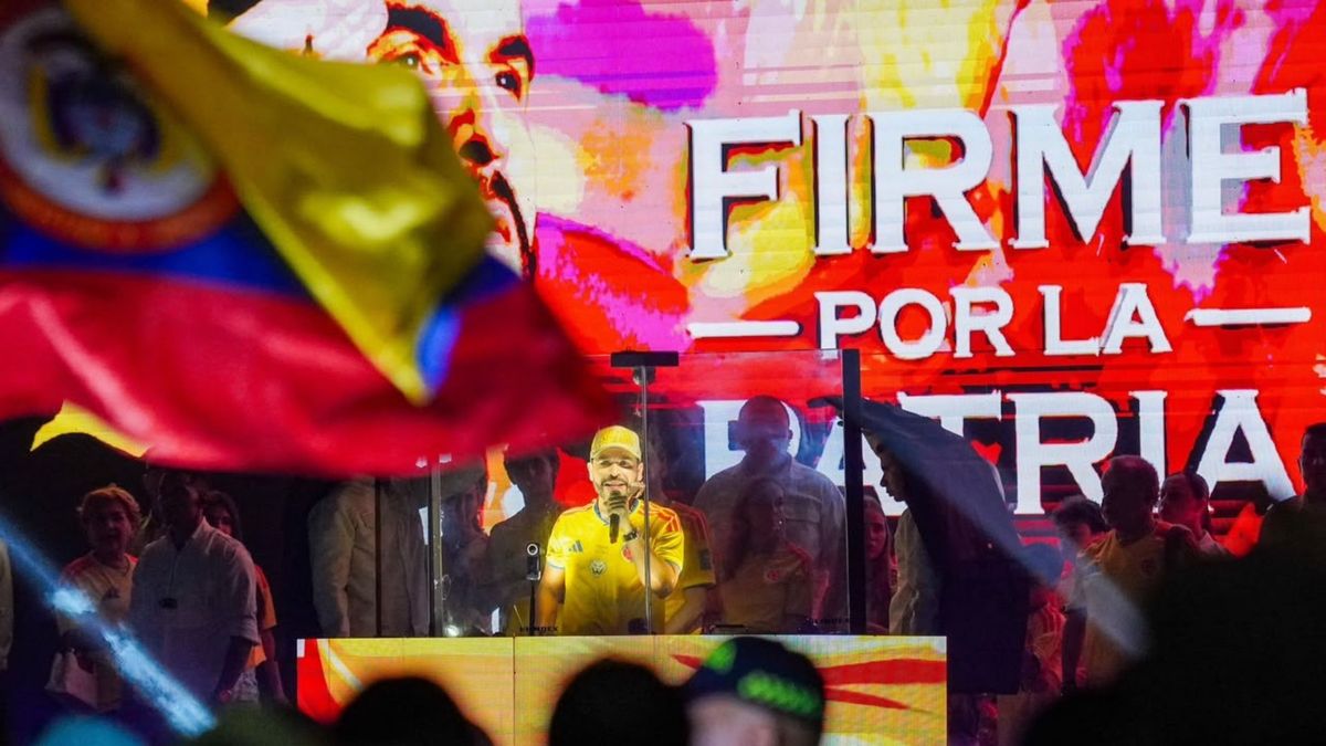 El candidato presidencial Abelardo de la Espriella ha usado la camiseta de la Selección Colombia como uno de sus emblemas de campaña.y la bander
