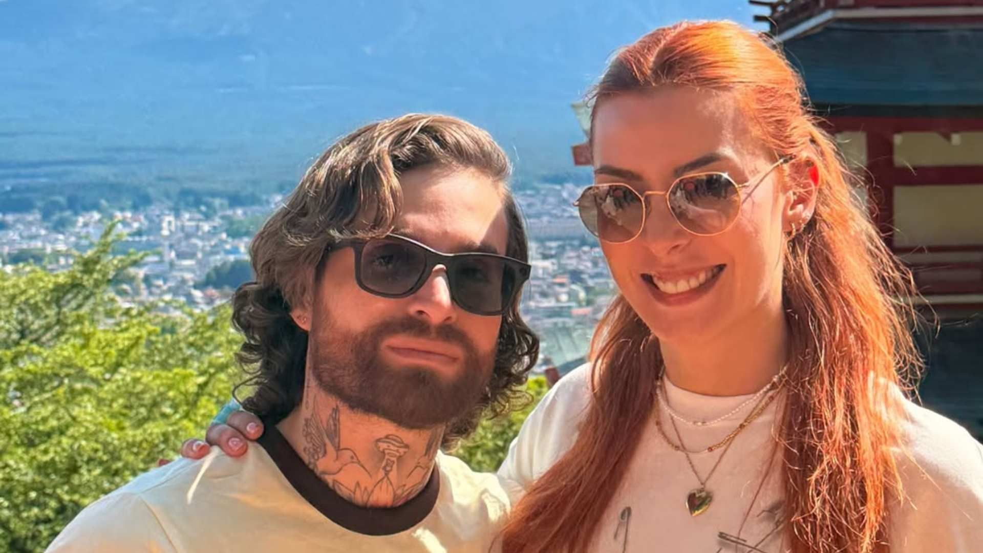 La pareja confirmó su compromiso matrimonial con fotografías y videos compartidos en redes sociales.