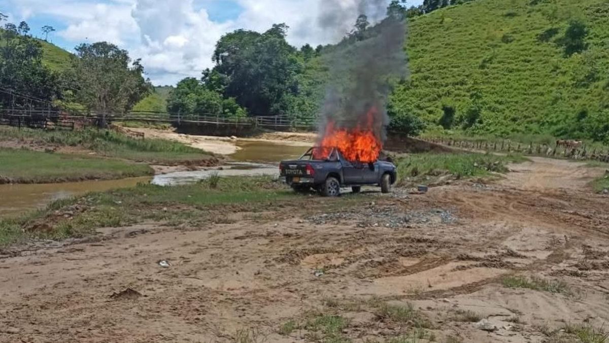 Camioneta incinerada en Segovia nordeste de Antioquia