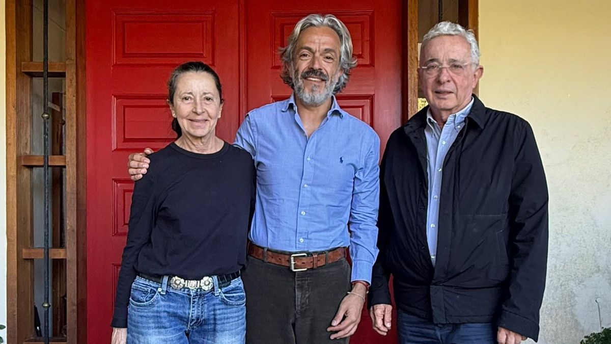 Álvaro Uribe y Juan Daniel Oviedo se reúnen en medio de la segunda vuelta presidencial