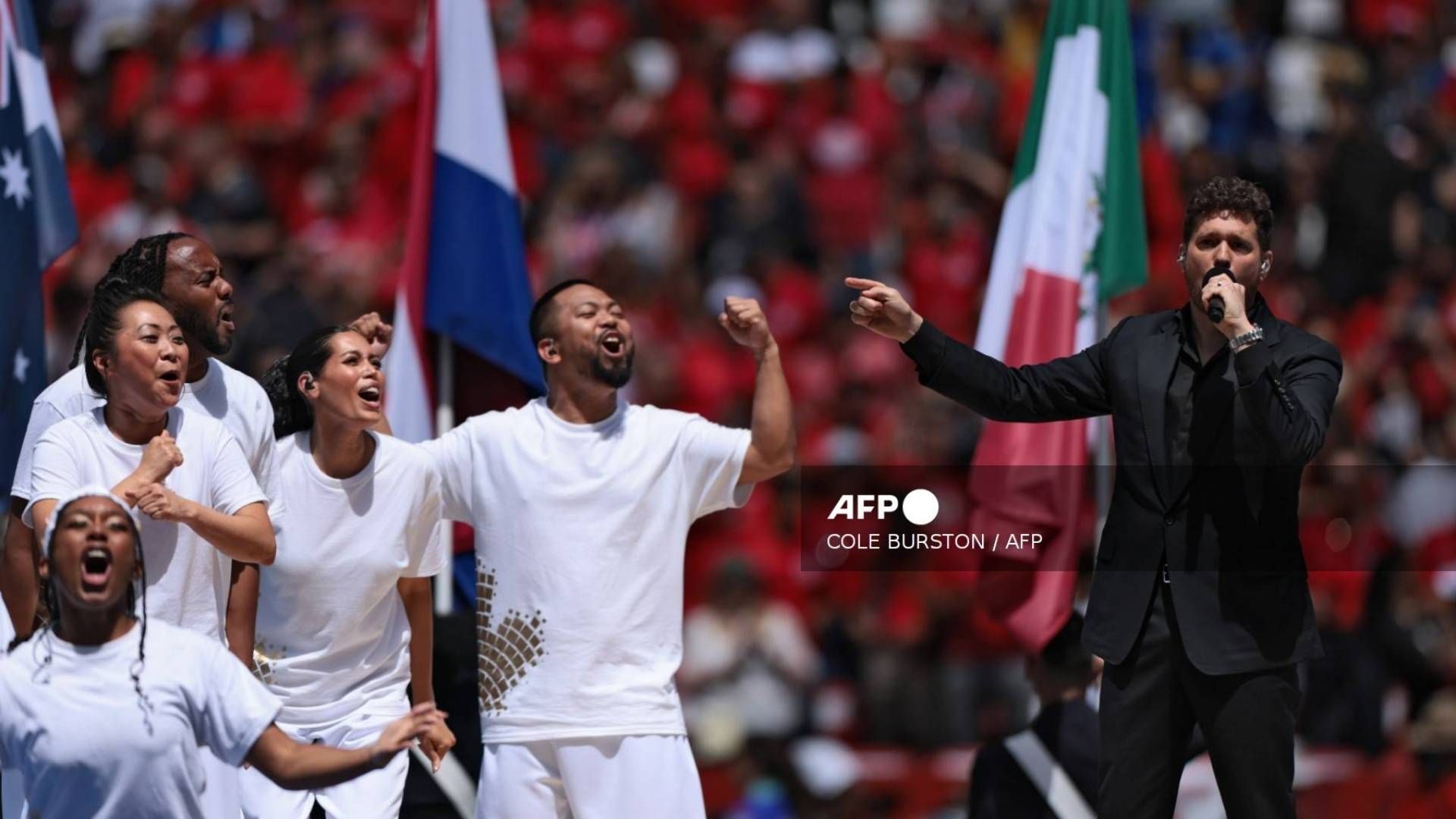 El cantante canadiense Michael Bublé junto con el coro de gospel contemporáneo The Sole Power Choir interpetan 'Bring it on home'. De esta manera, se da por finalizada la inauguración del Mundial 2026 desde Canadá.