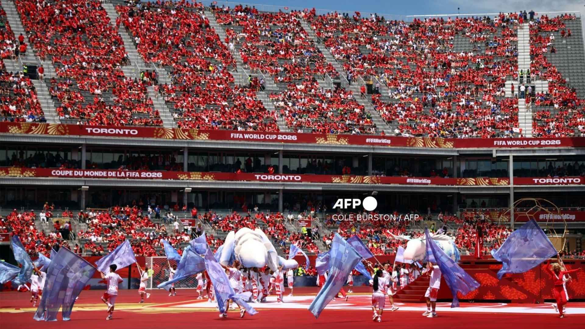 Canadá le da la bienvenida al Mundial de Fútbol 2026 desde Toronto con una cancha que lleva en su mayoría el color rojo. Aristas usan trajes típicos en los que resaltan la cultura de este país.