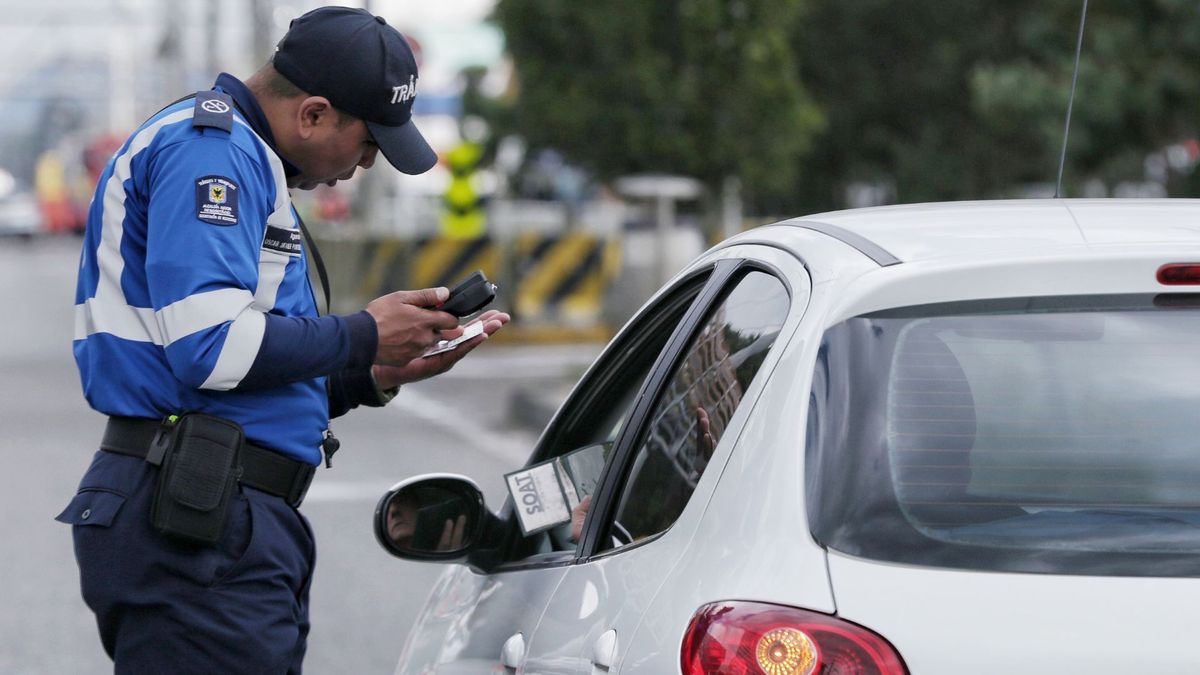 Para atender el incremento de viajeros, la Secretaría Distrital de Movilidad contará con agentes civiles de tránsito, guías de movilidad y uniformados de la Policía de Tránsito, quienes estarán distribuidos en los corredores con mayor circulación de vehículos.