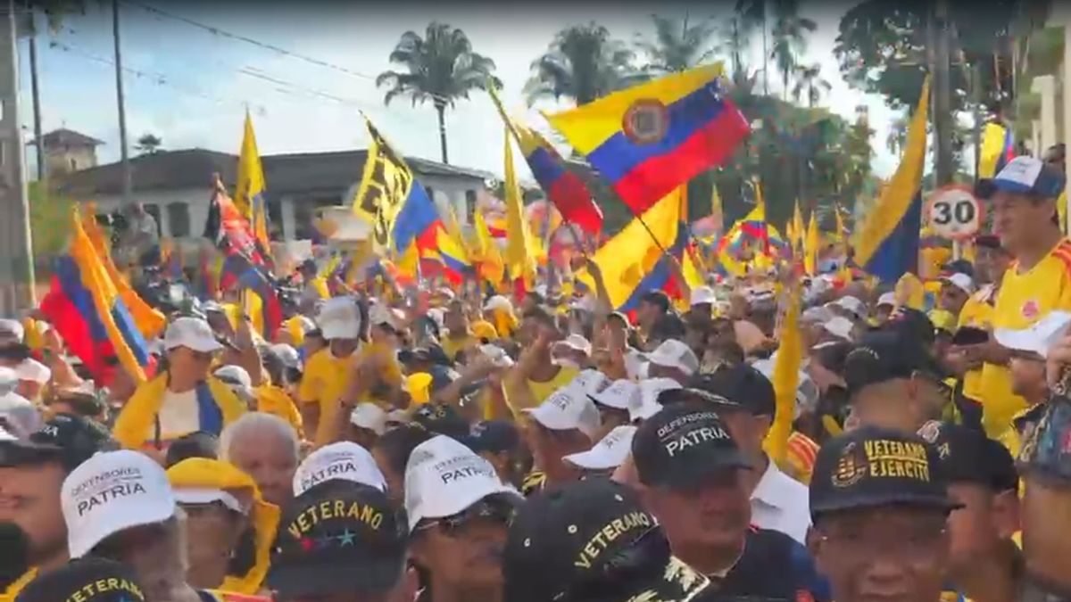 Veteranos de las fuerzas militares acompañan el cierre de campaña de Abelardo de La Espriella