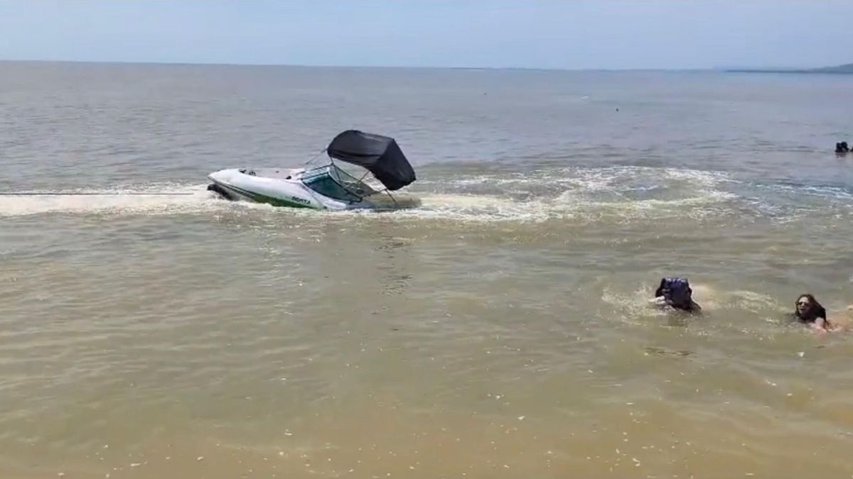 Imagen del rescate de turistas en Bocas de Atrato, Urabá