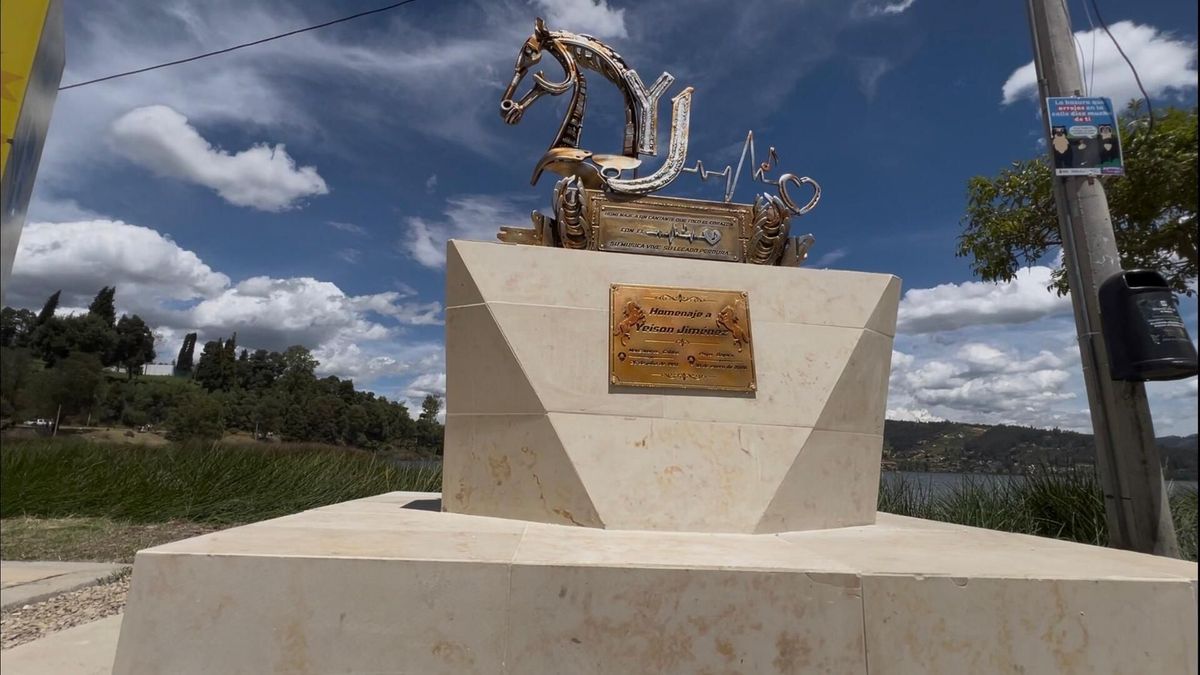 Escultura en homenaje a Yeison Jiménez en Paipa, Boyacá