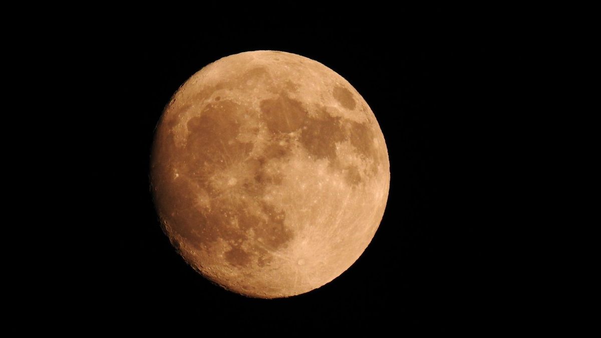 La Luna de fresa podrá observarse desde distintas regiones de Colombia y capturarse con ajustes manuales en celulares iPhone y Samsung.