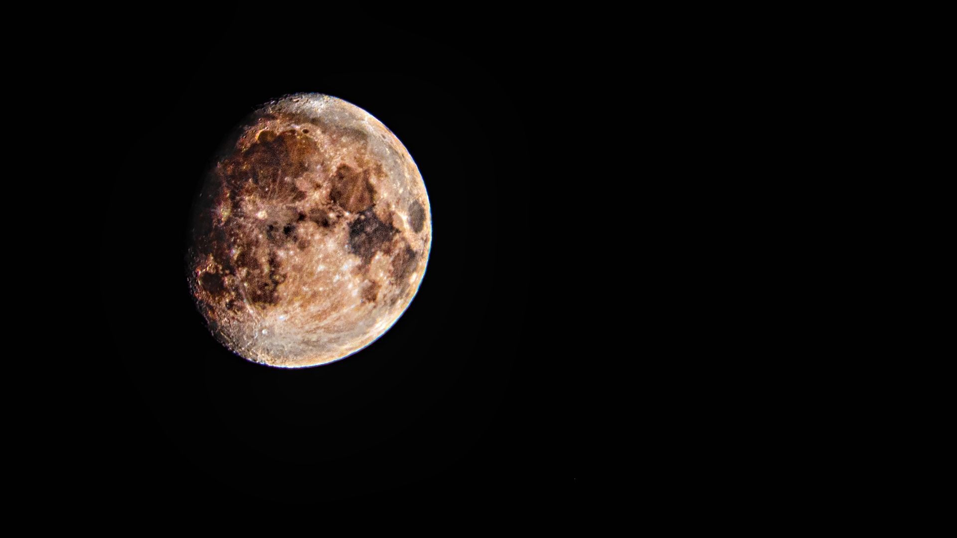 La Luna de fresa alcanzará su fase llena durante junio y será visible desde Colombia al caer la tarde.