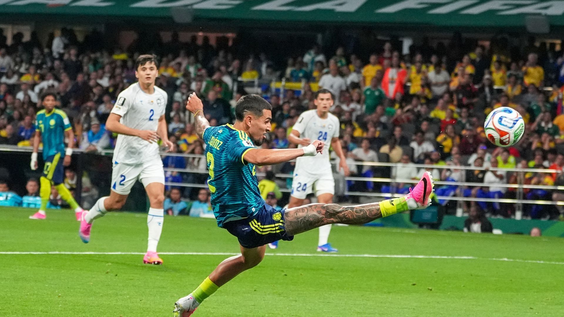 El lateral anotó el primer gol del partido.