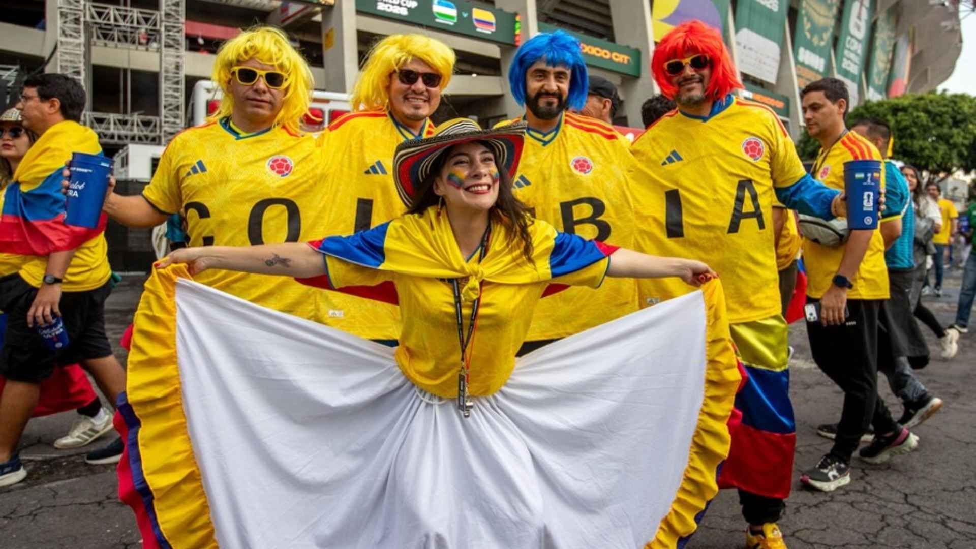 La victoria de Colombia en su estreno mundialista también reunió a artistas e influenciadores en las tribunas del Azteca.