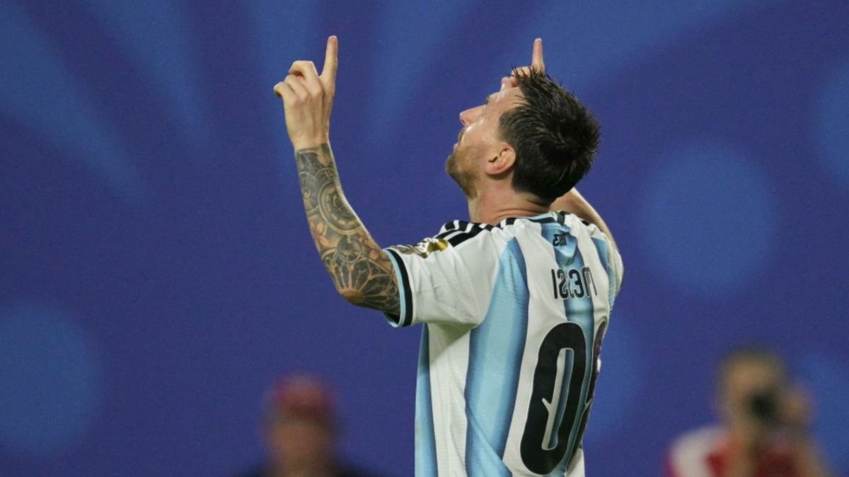 El delantero debutó con un hat-trick y estuvo sentimental luego del partido ante Argelia.
