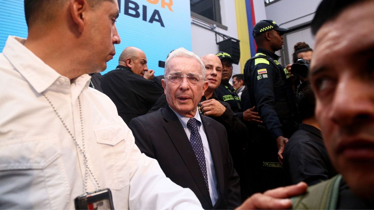 La Fiscalía citó al expresidente Álvaro Uribe por una masacre cometida en Antioquia en los años noventa, cuando era gobernador.
