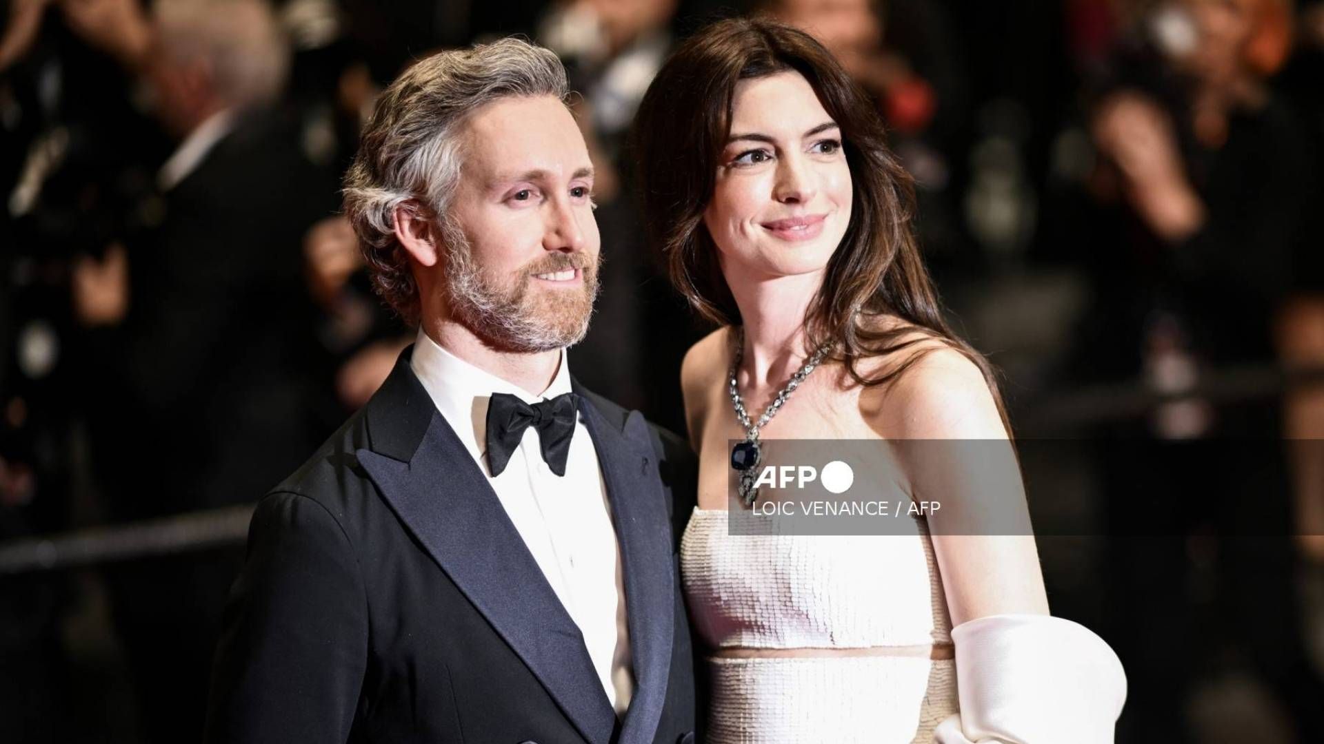 Anne Hathaway y Adam Shulman durante el Festival de Cine de Cannes 2022, tras la proyección de