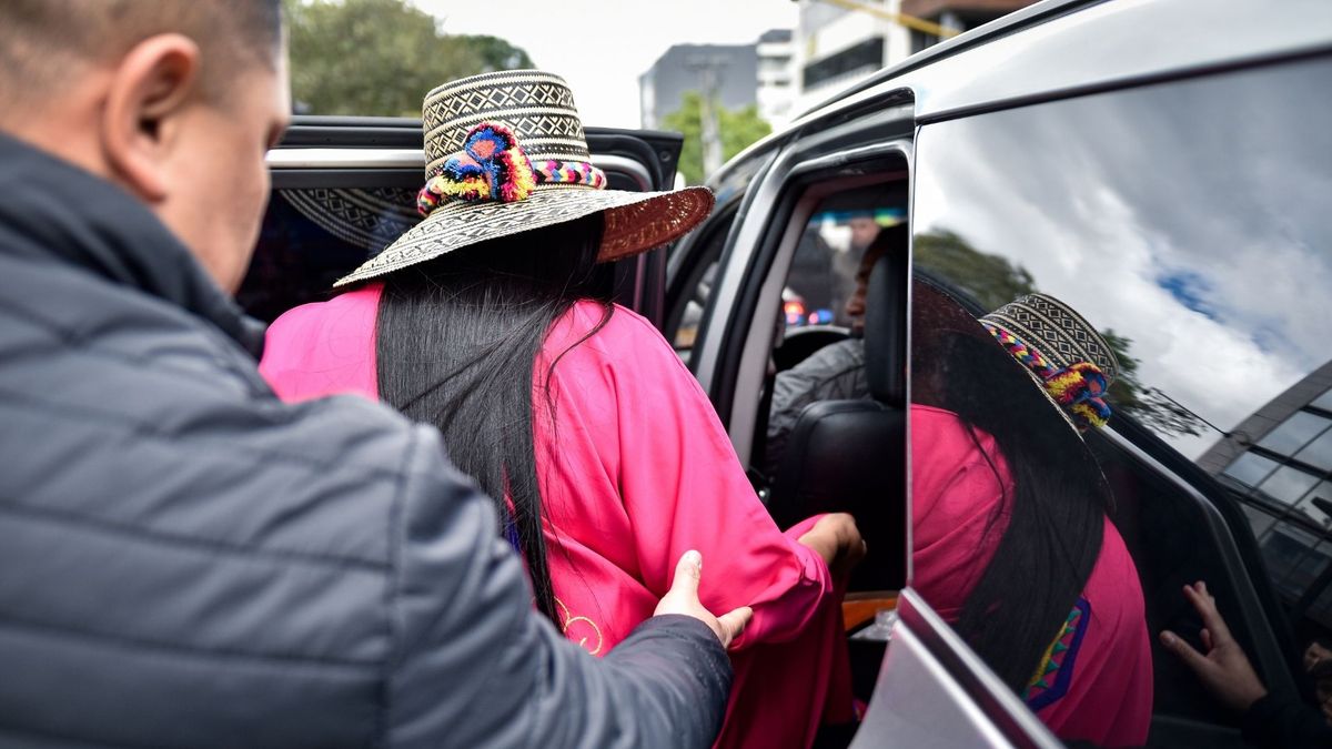 Martha Peralta salió de la Corte Suprema de Justicia fuertemente escoltada, en medio de la detención que la magistrada Cristina Lombana ordenó en su contra tras solicitudes de aplazamiento de la indagatoria por el caso de la UNGRD.