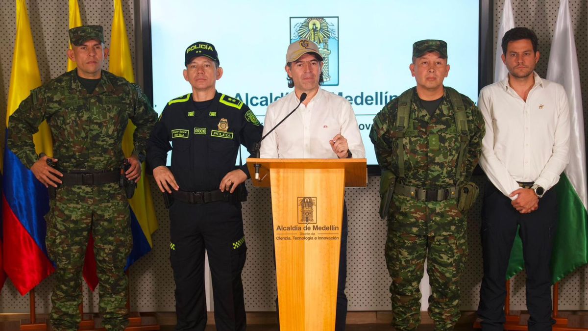 Alcalde de Medellín y generales de la policía y el Ejército