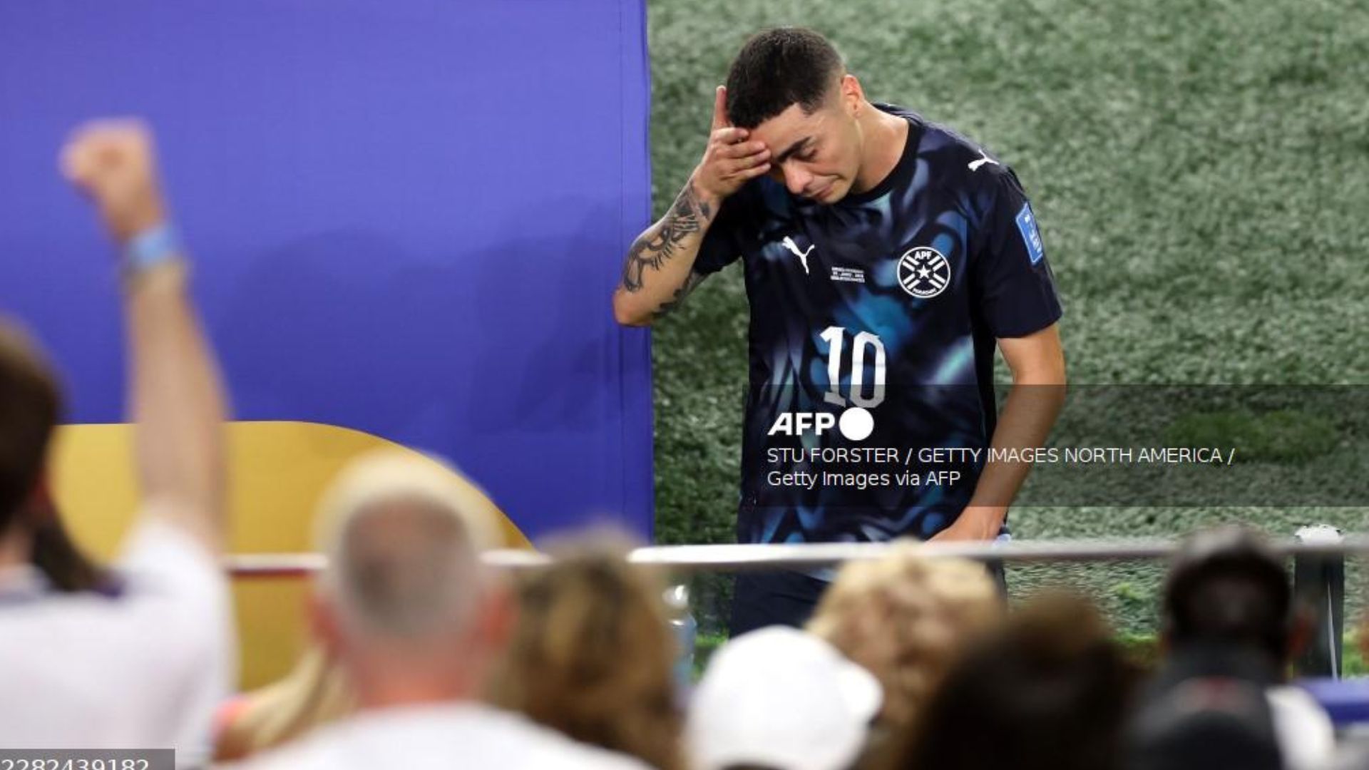 El jugador salió sancionado con roja directa.