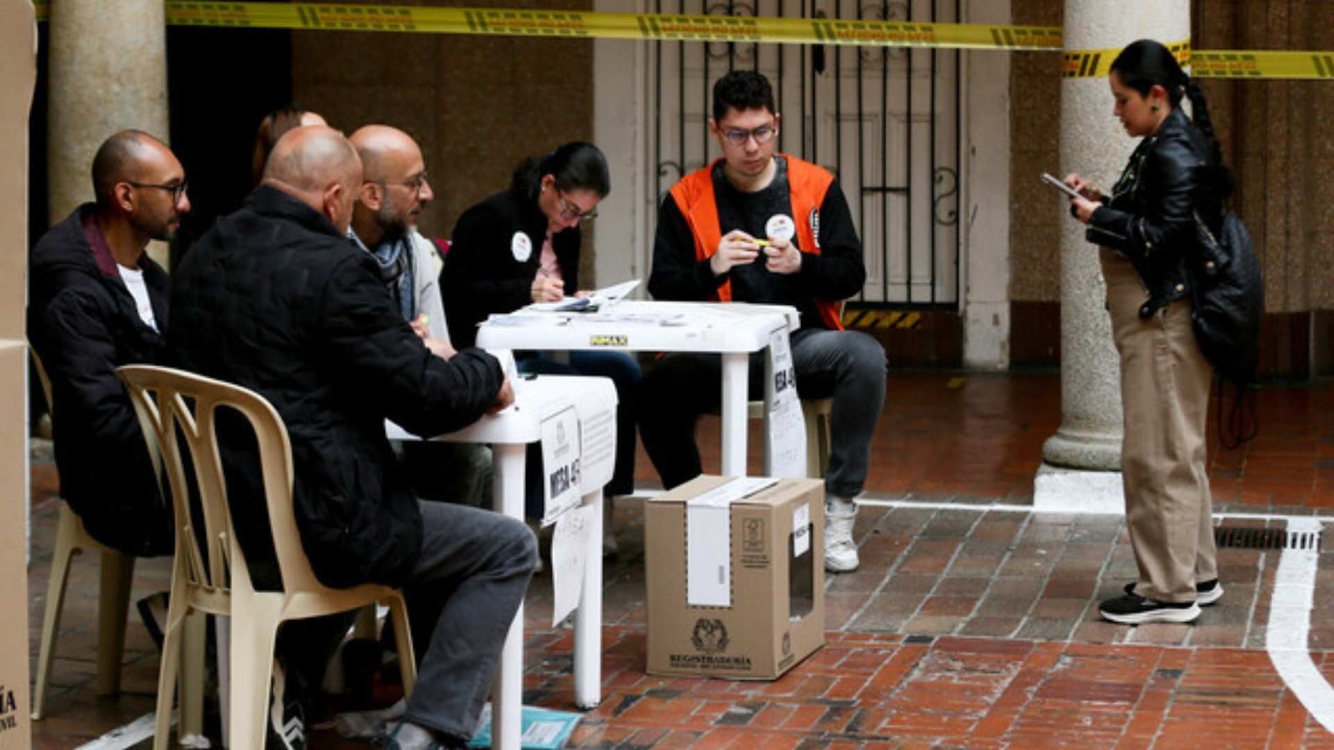 La misión electoral de la Unión Europea permanecerá en Colombia hasta mediados de julio para acompañar los escrutinios.