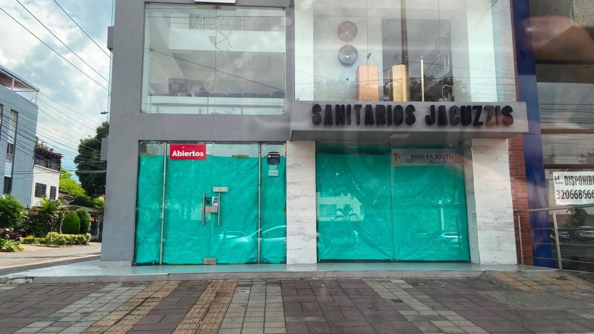 Locales comerciales protegen sus fachadas